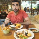 Guille beim Buffet essen Adelines Villa