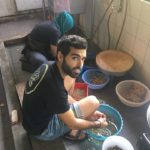 Guille beim Muschelnöffnen