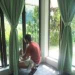 Guille beim Fensterputzen